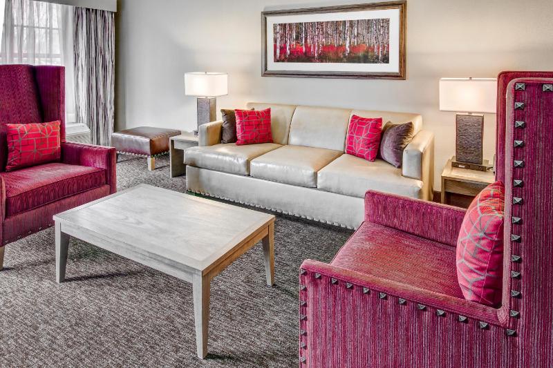 Corner Suite with Two Queen Beds, Balcony and River/Mountain View image 2