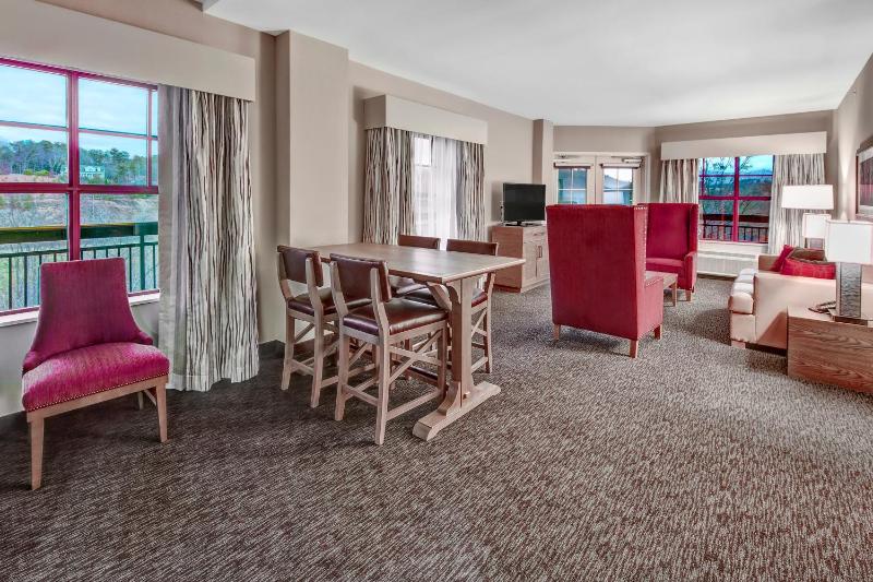 Corner Suite with Two Queen Beds, Balcony and River/Mountain View image 3