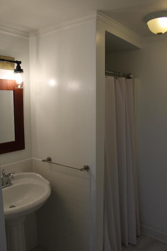 Deluxe Queen Room image 3