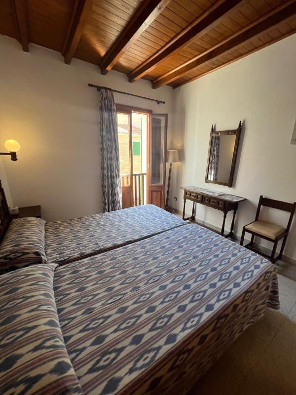 Twin Room with Bathroom image 3