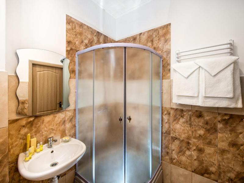 Standard Double or Twin Room image 4