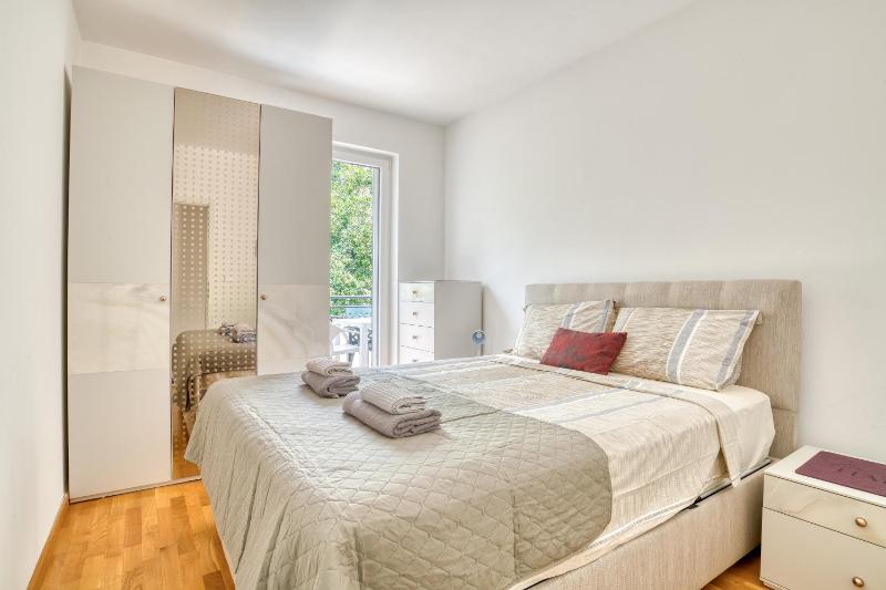 Two-bedroom apartment with sea view - image 14