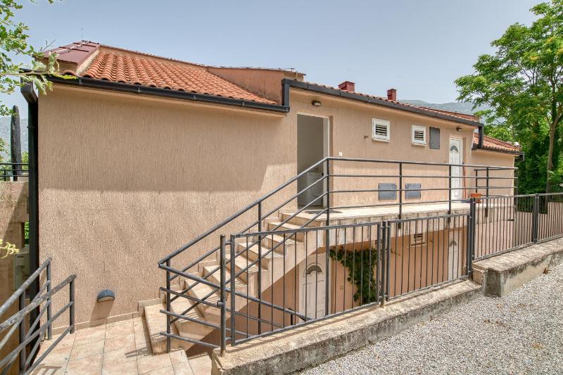 Two-bedroom apartment with sea view - image 11