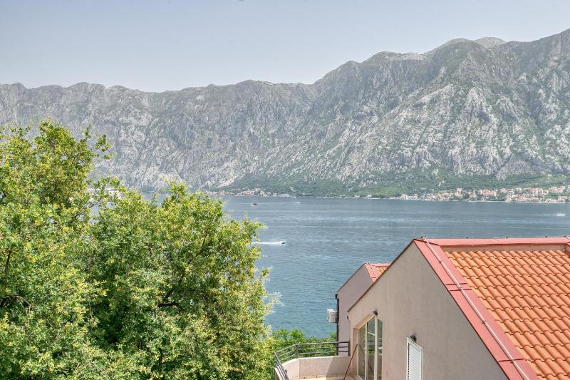 Two-bedroom apartment with sea view - image 9