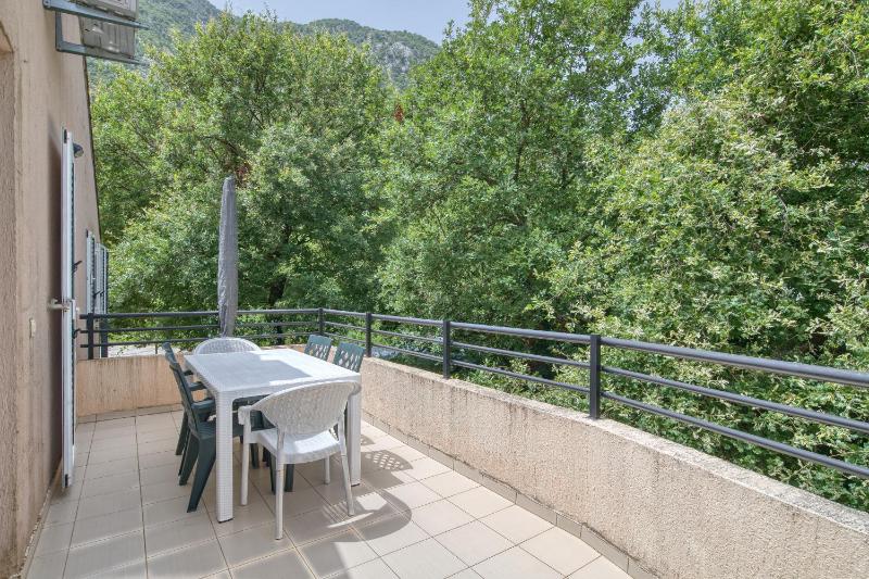 Two-bedroom apartment with sea view - image 10