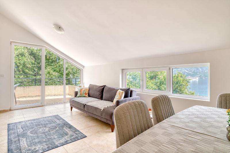 Two-bedroom apartment with sea view - image 13