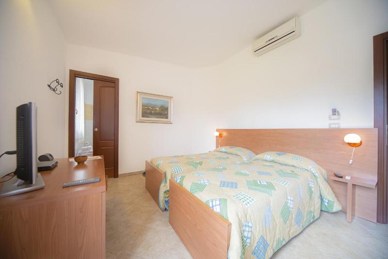Economy Double Room image 2