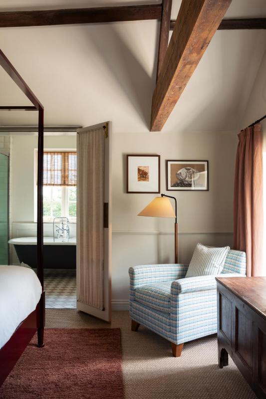 Superior King Room image 3