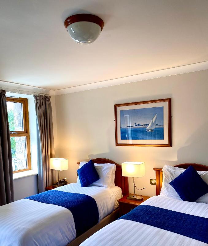 Twin Room with Bathroom image 3