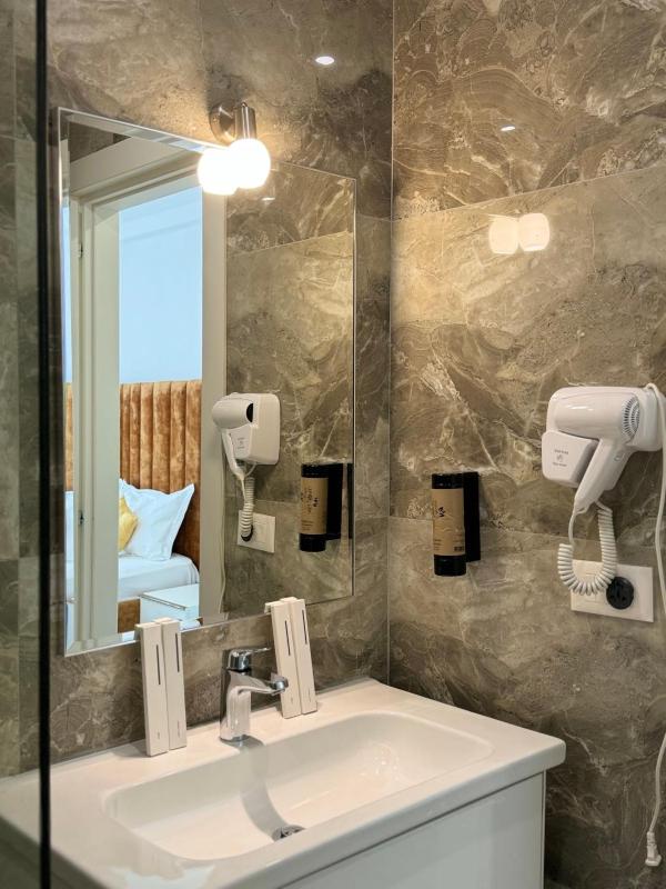 Deluxe Triple Room image 3