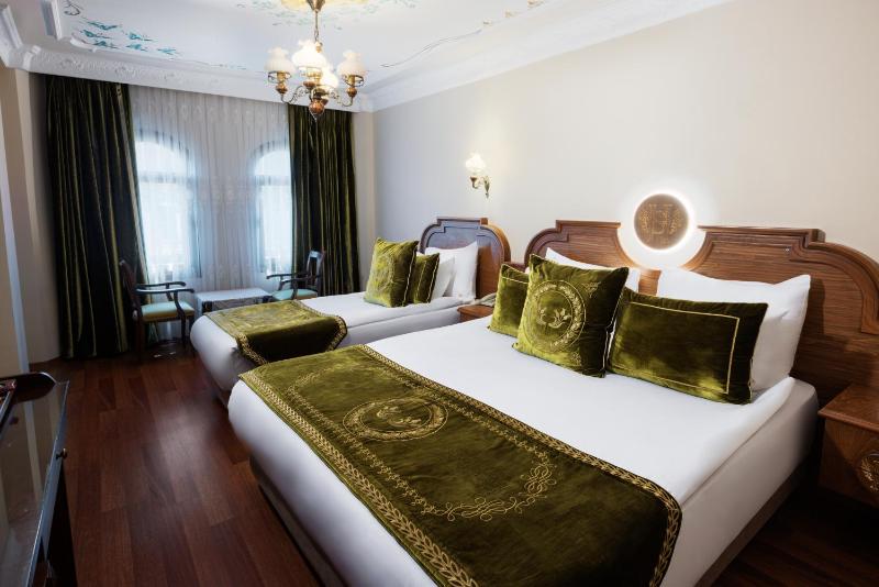Superior Triple Room image 4