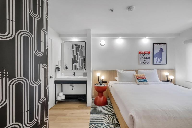 Standard King Room image 1