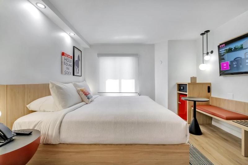 Standard King Room image 4