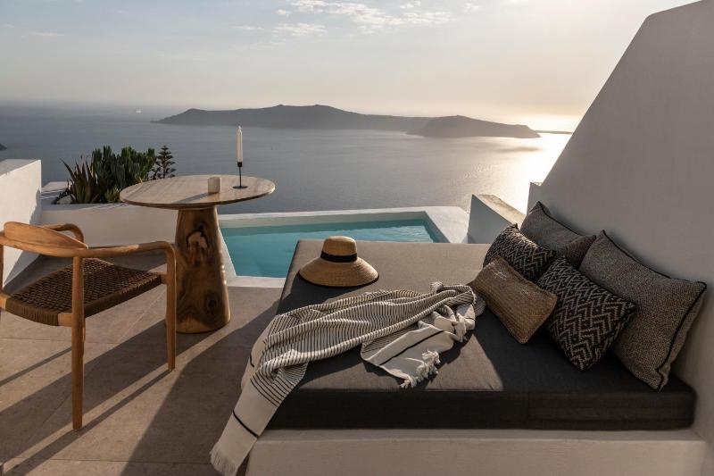 Honeymoon Suite with Outdoor Heated Jacuzzi image 1