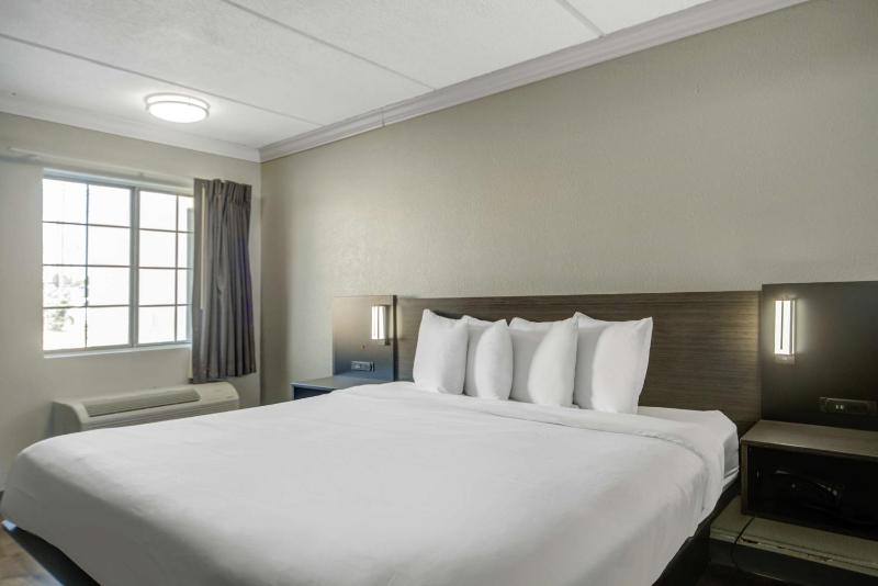 King Room - Non-Smoking image 4