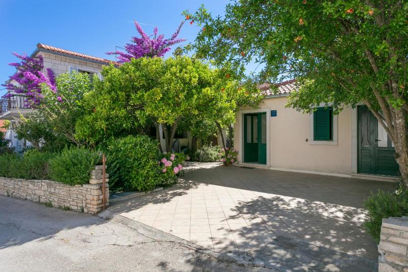 Apartments by the sea Supetar Brac - 17227 - image 4