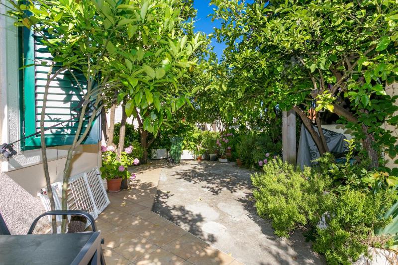 Apartments by the sea Supetar Brac - 17227 - image 22
