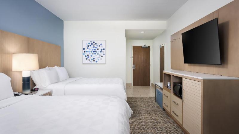 Standard Queen Room with Two Queen Beds and Ocean View - Communications Accessible image 1