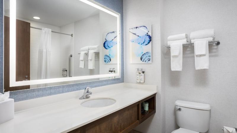 Standard Queen Room with Two Queen Beds and Ocean View - Communications Accessible image 3