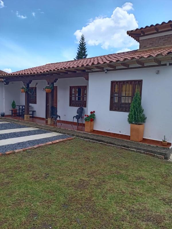 Villa Samantha - Casa Colonial con Parqueadero - image 1