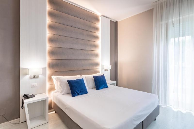 Standard Double or Twin Room image 4