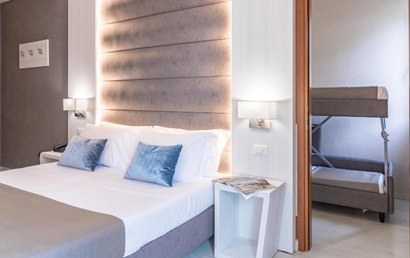 Standard Quadruple Room image 4