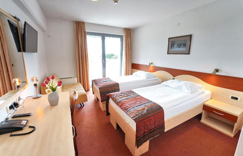 Twin Room with Balcony image 3