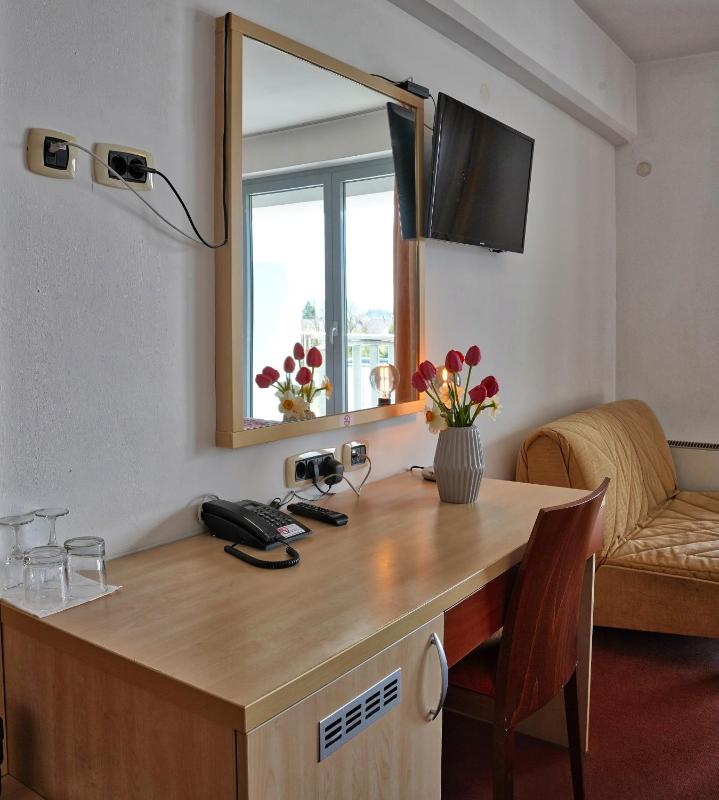 Twin Room with Balcony image 4