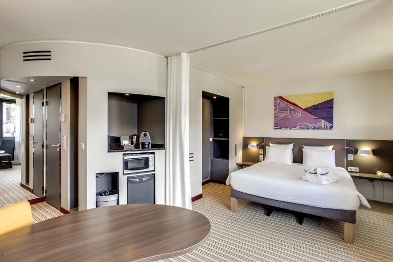 Executive Suite with One Double Bed and One Single Sofa Bed  image 2