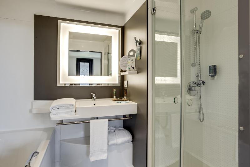 Executive Suite with One Double Bed and One Single Sofa Bed  image 4