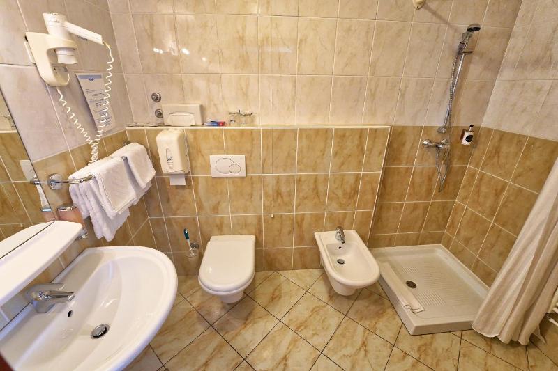 Quadruple Room image 4