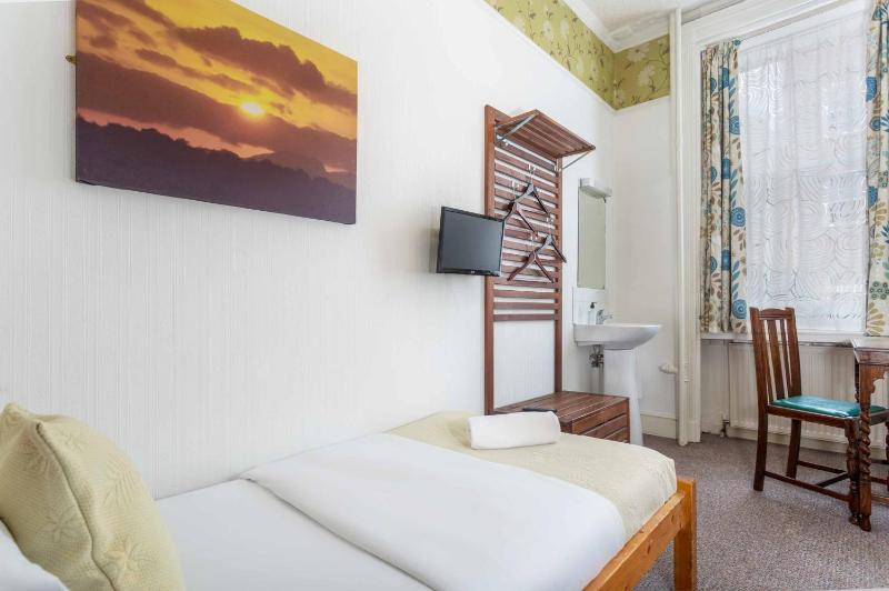 Single Room with Shared Bathroom image 1