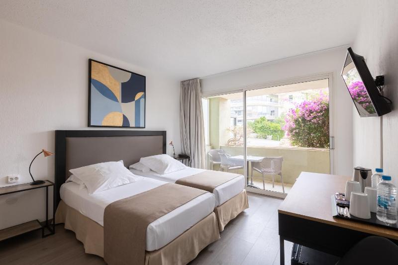 Standard Triple Room image 3