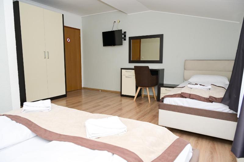 Deluxe Double or Twin Room with Lake View image 3