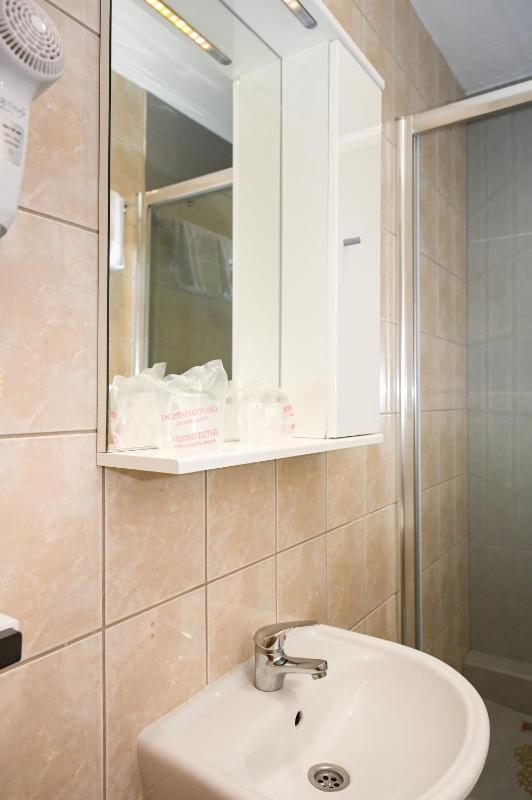 Small Twin Room image 4