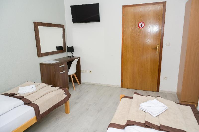 Small Twin Room image 3