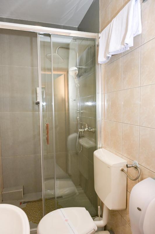 Small Twin Room image 2