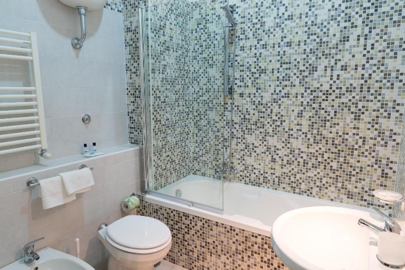 Superior Triple Room image 4