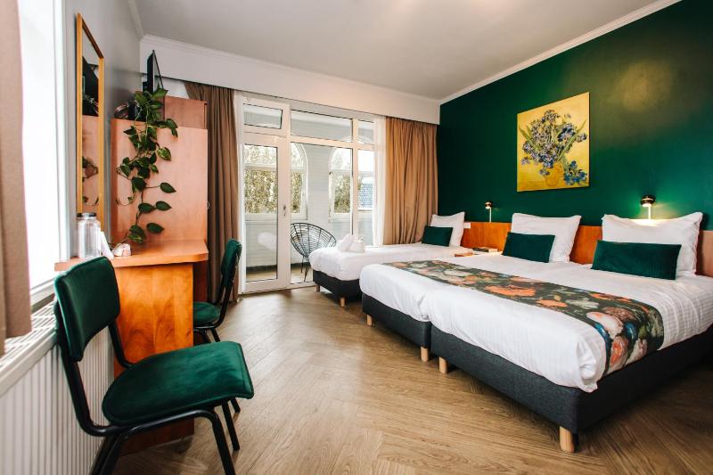 Deluxe Double Room image 2