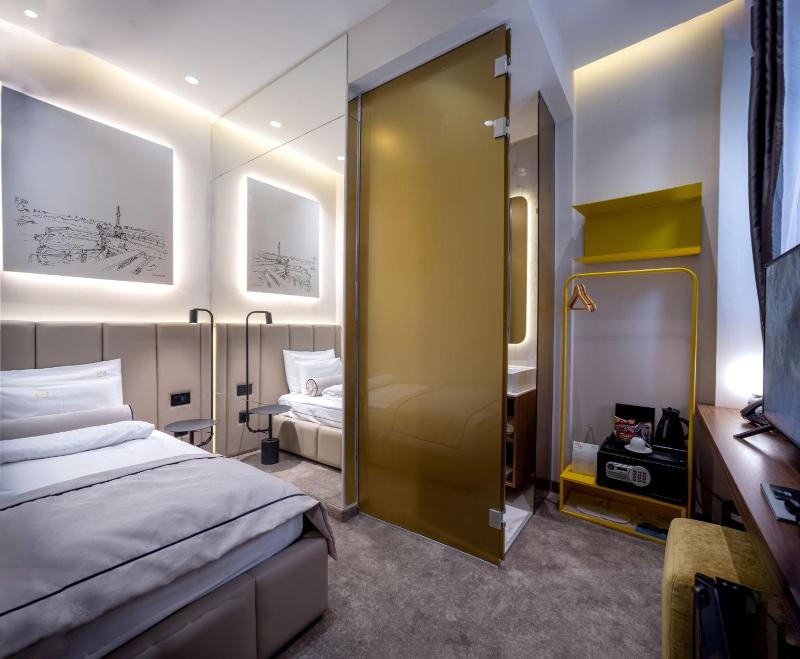 Small Single Room image 3