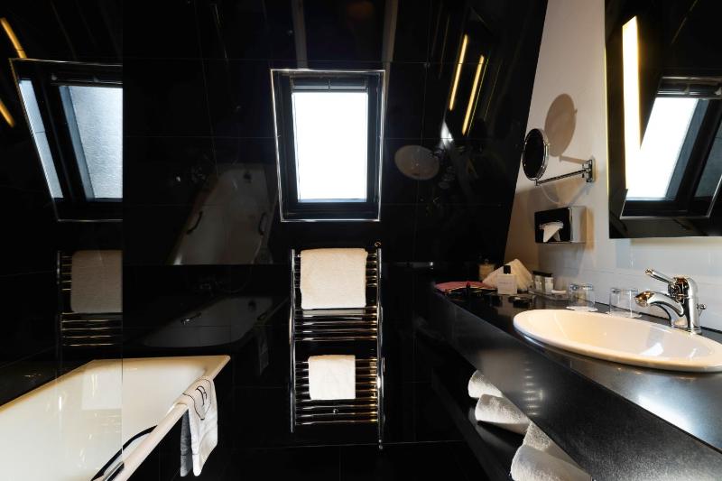 Deluxe Double or Twin Room image 3