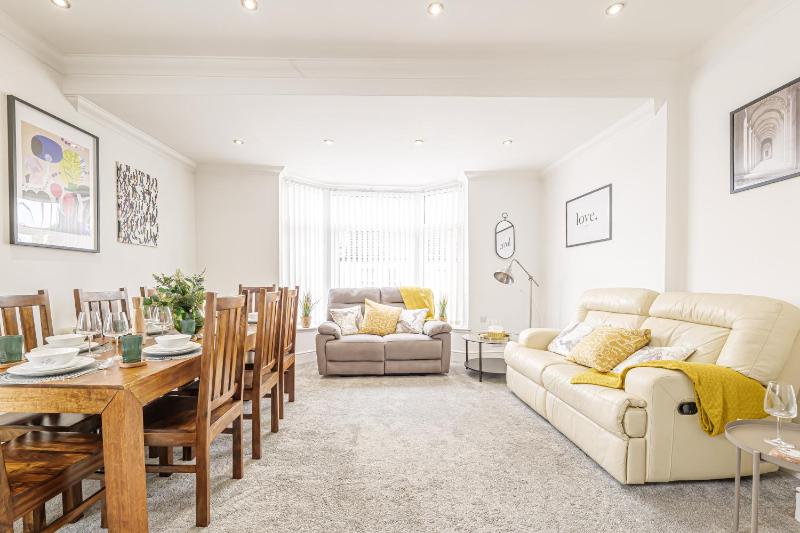 Luxury 4 Bedroom Apartment Southsea - Free Parking Images