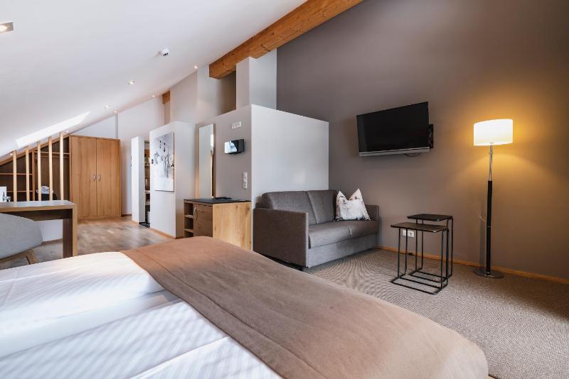Deluxe Suite and Sauna image 3
