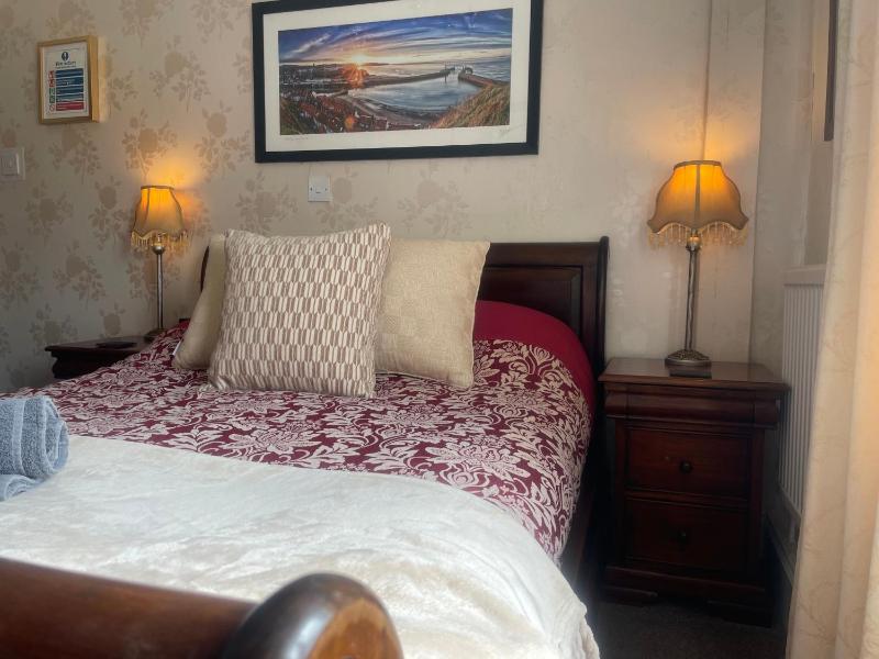 Small Double Room image 3
