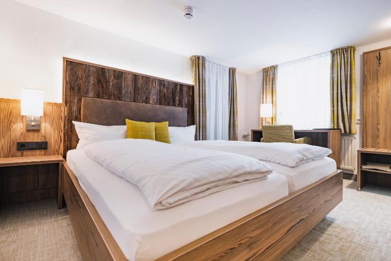 Standard Double Room image 3