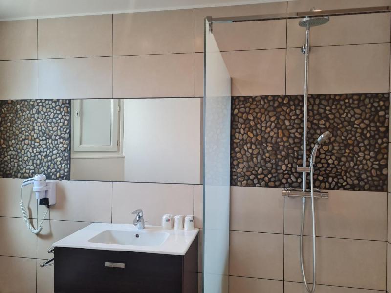 Family triple room image 2