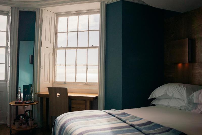 Double Room with Sea View image 3