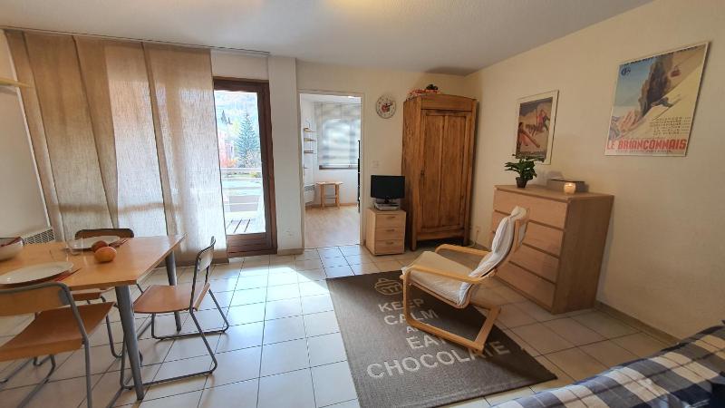 One-Bedroom Apartment with Balcony and Mountain View   image 2