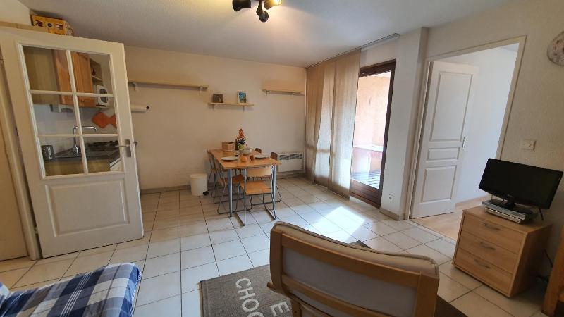 One-Bedroom Apartment with Balcony and Mountain View   image 3