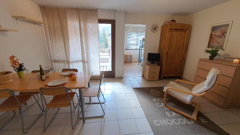 One-Bedroom Apartment with Balcony and Mountain View   image 1